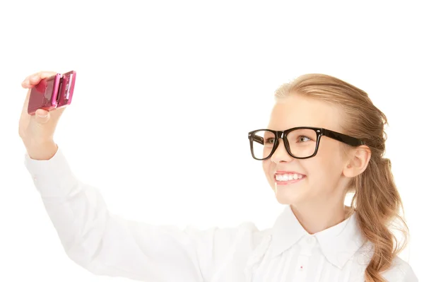 Chica feliz tomando fotos con el teléfono celular —  Fotos de Stock