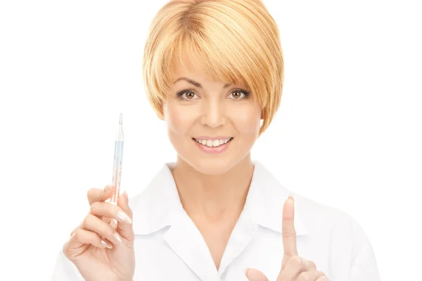 Médica feminina atraente com termômetro — Fotografia de Stock