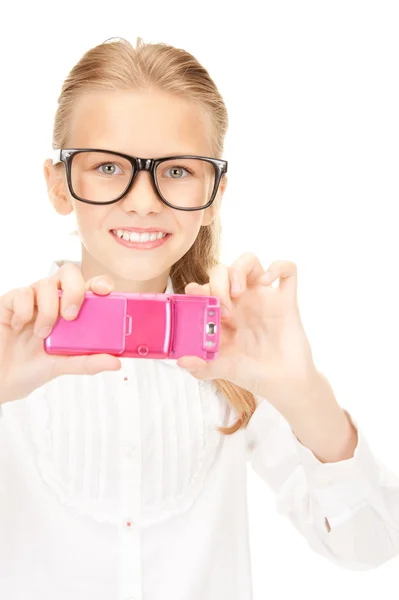Chica feliz tomando fotos con el teléfono celular —  Fotos de Stock