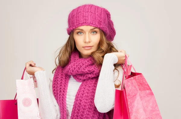 素敵な女性の白のショッピング バッグ — ストック写真