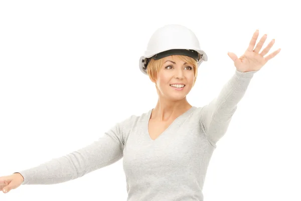 Женщина-подрядчик в шлеме работает с чем-то воображаемым — стоковое фото