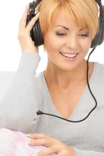 Glad kvinna i hörlurar — Stockfoto