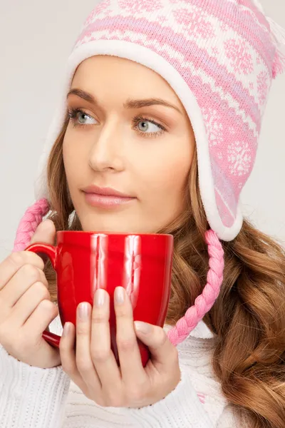 赤のマグカップと美しい女性 — ストック写真