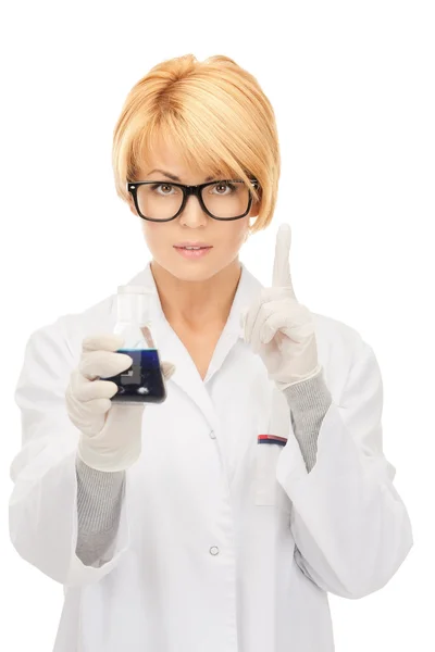 Pracownik laboratorium trzymając probówkę — Zdjęcie stockowe