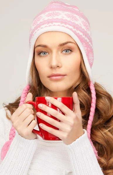 赤のマグカップと美しい女性の写真 — ストック写真