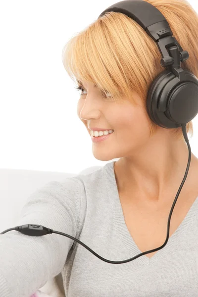 Szczęśliwa kobieta w słuchawkach — Zdjęcie stockowe
