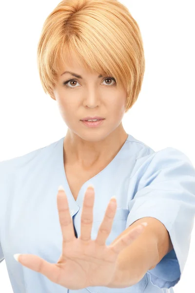 Atraktivní ženský lékař zobrazeno stop gesto — Stockfoto