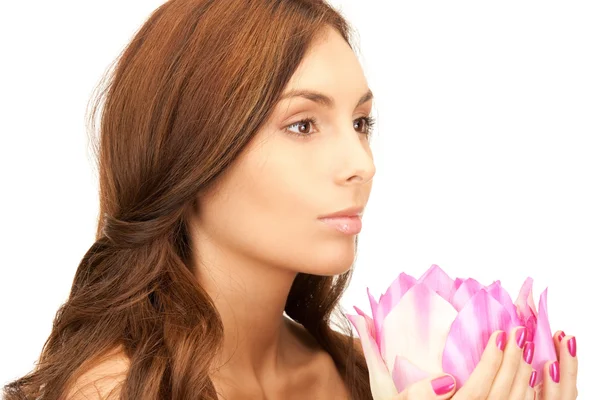 Vacker kvinna med lotusblomma — Stockfoto