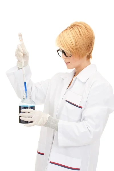 Trabalhador de laboratório segurando tubo de ensaio — Fotografia de Stock