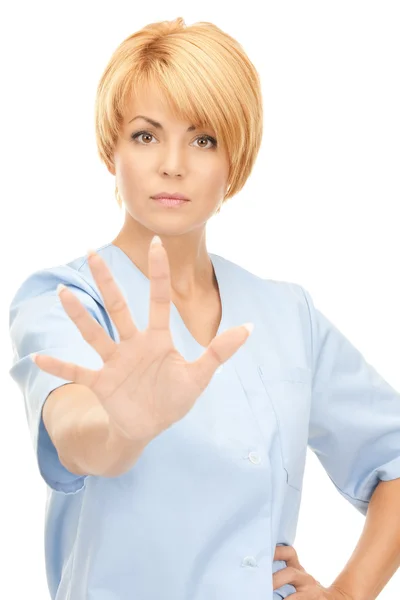Médica atraente mostrando gesto stop — Fotografia de Stock