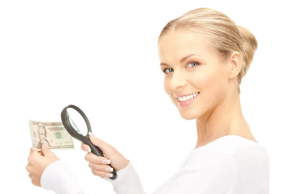 Vrouw met Vergrootglas en geld — Stockfoto