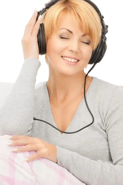 Bild Einer Glücklichen Frau Mit Kopfhörern Über Weiß — Stockfoto