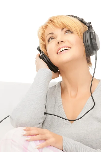 Mulher feliz em fones de ouvido — Fotografia de Stock