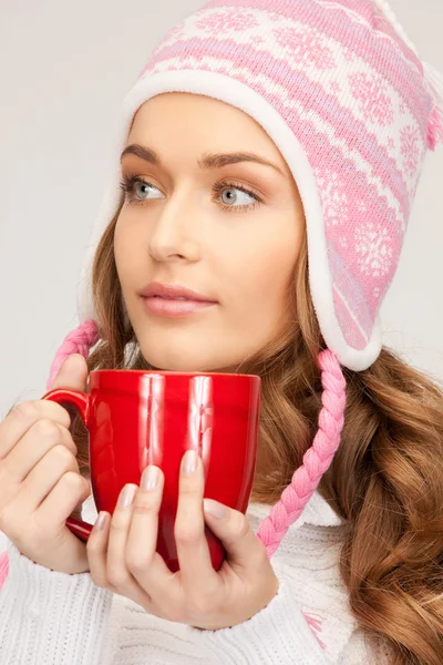 赤のマグカップと美しい女性の写真 — ストック写真