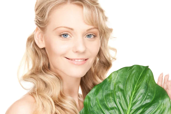 Bild Einer Frau Mit Grünem Blatt Über Weißem — Stockfoto