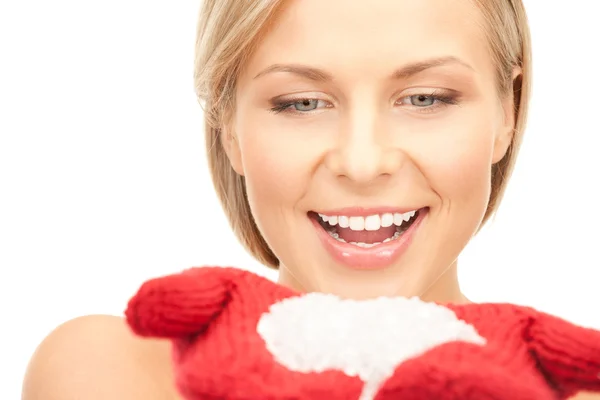 Kırmızı Mittens Kar Ile Yapılan Güzel Kadın Resim — Stok fotoğraf