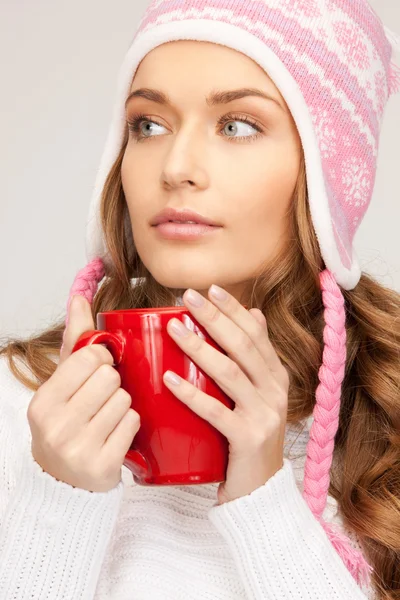 Hermosa mujer con taza roja — Foto de Stock