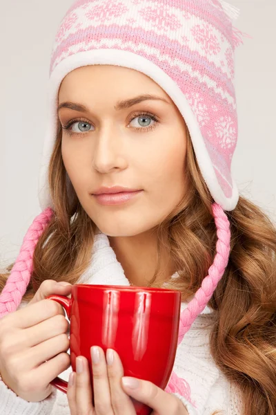 Hermosa mujer con taza roja — Foto de Stock