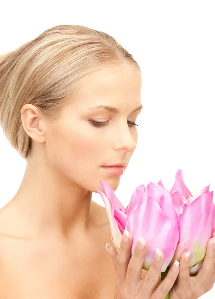 Schöne Frau mit Lotusblume — Stockfoto