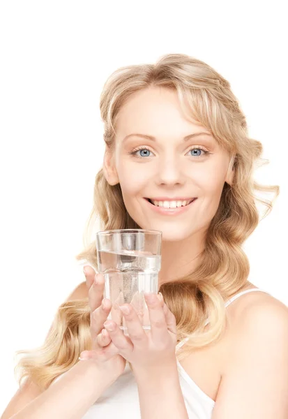Krásná žena s sklenicí vody — Stock fotografie
