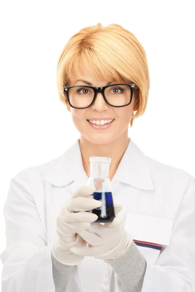 Laborangestellte hält Reagenzglas hoch — Stockfoto