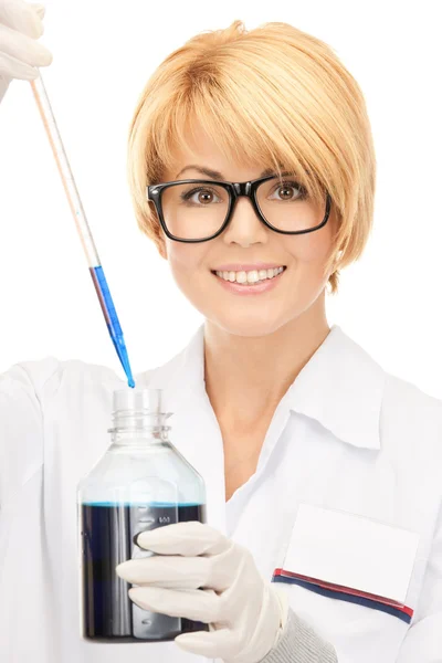 Trabajador de laboratorio sosteniendo tubo de ensayo —  Fotos de Stock