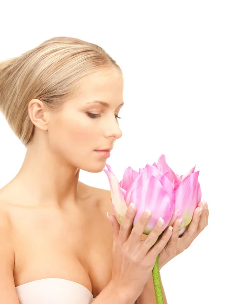 Hermosa mujer con flor de loto — Foto de Stock