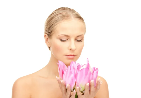 Lotus çiçeği ile güzel bir kadın — Stok fotoğraf