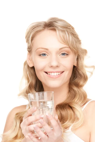 水のガラスを持つ美しい女性 — ストック写真