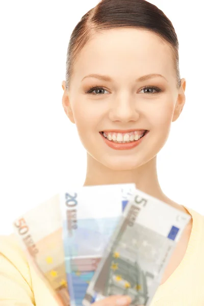 Belle femme avec de l'argent comptant en euros — Photo