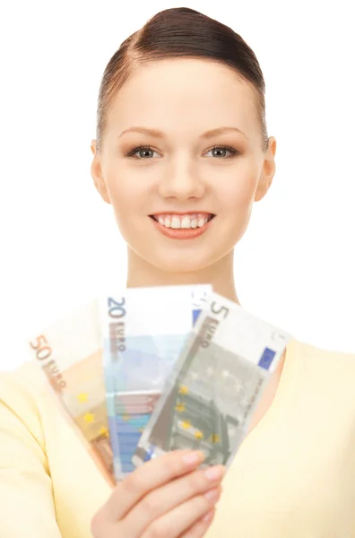 Прекрасная женщина с евро наличными деньгами — стоковое фото
