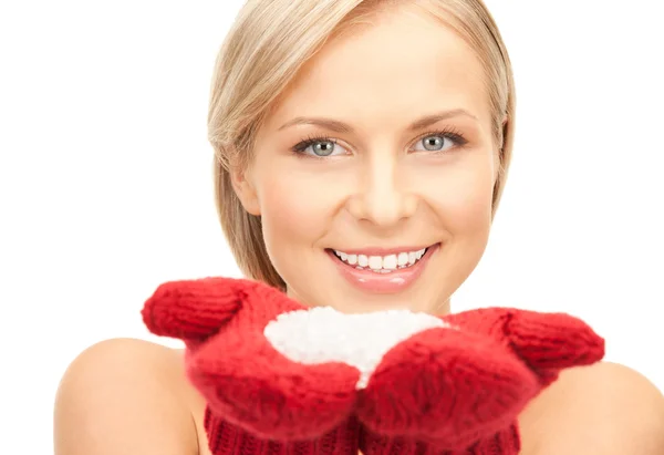Schöne Frau in roten Fäustlingen mit Schnee — Stockfoto