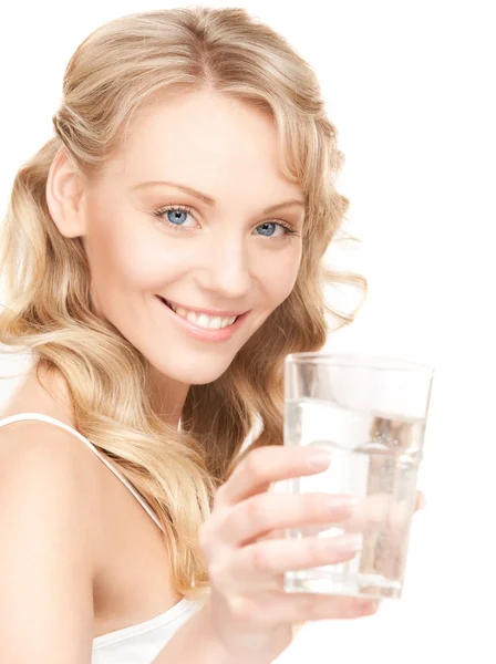 ホワイト上の水のガラスを持つ美しい女性 — ストック写真