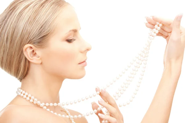 真珠ビーズと美しい女性 — ストック写真