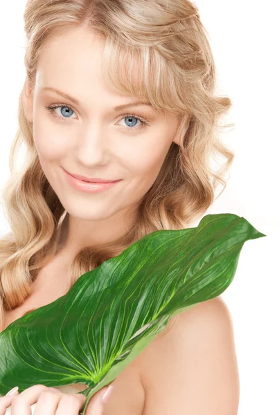 녹색 잎을 가진 여자 — 스톡 사진