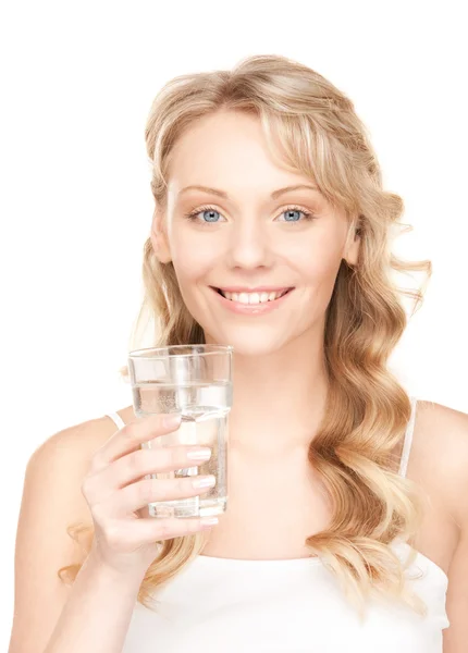 Piękna kobieta z szklanką wody — Zdjęcie stockowe