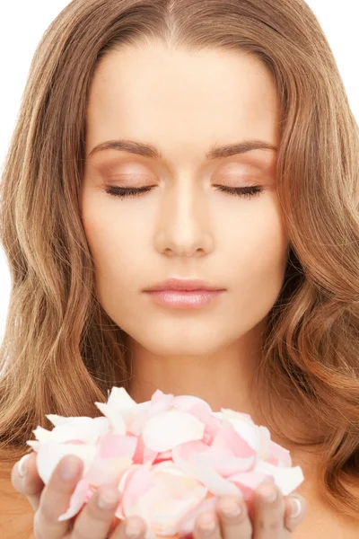 Bella donna con petali di rosa — Foto Stock