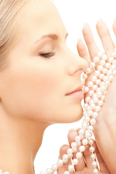 Hermosa mujer con perlas —  Fotos de Stock