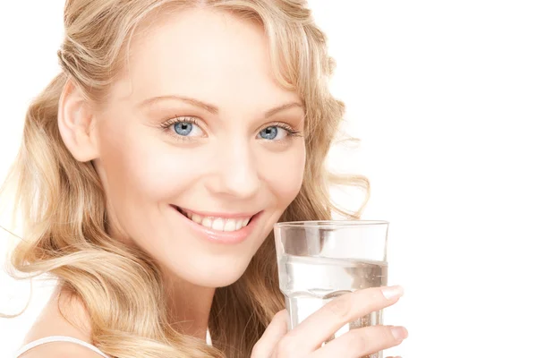 Красивая женщина со стаканом воды — стоковое фото
