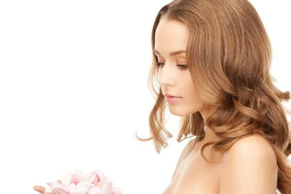Mulher bonita com pétalas de rosa — Fotografia de Stock