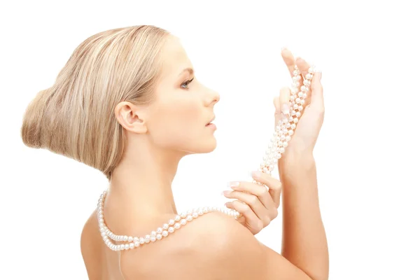 Vacker kvinna med pärlor — Stockfoto