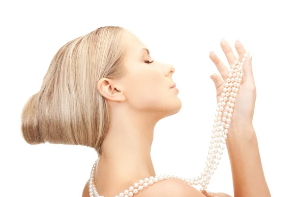 Krásná žena s perle — Stock fotografie