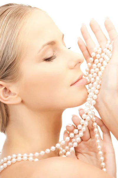 Bella donna con perline di perle — Foto Stock