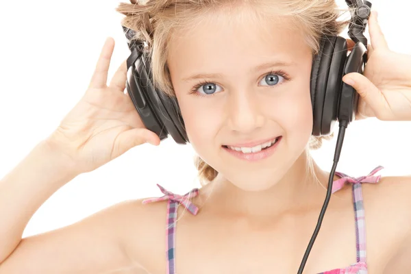 Щаслива дівчина у великих навушниках — стокове фото