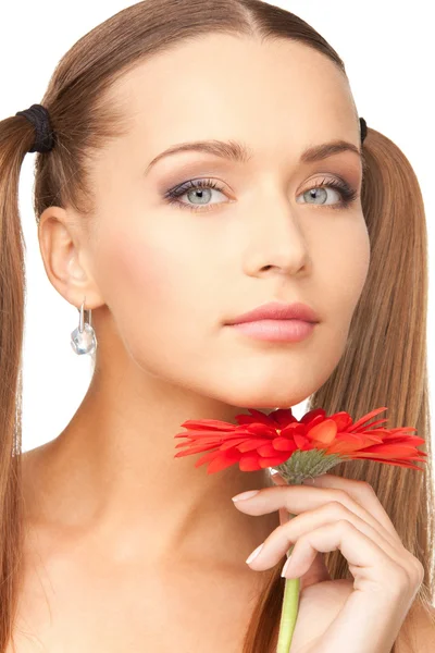 Mulher encantadora com flor vermelha — Fotografia de Stock