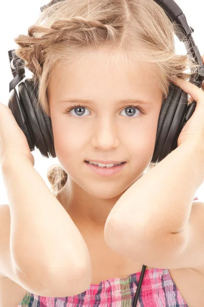 Szczęśliwa dziewczyna w duże słuchawki — Zdjęcie stockowe