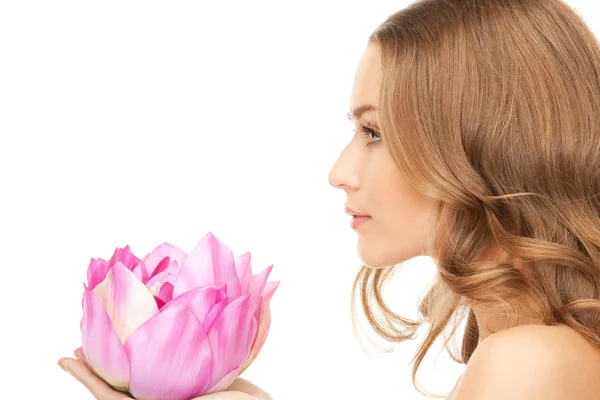 Mooie vrouw met lotusbloem — Stockfoto
