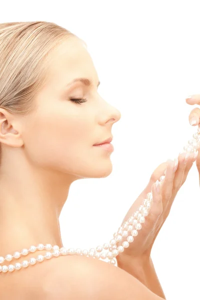 Belle femme avec des perles de perles — Photo