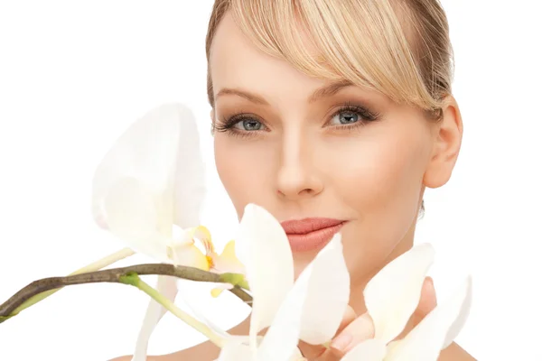 Mooie vrouw met orchidee bloem — Stockfoto