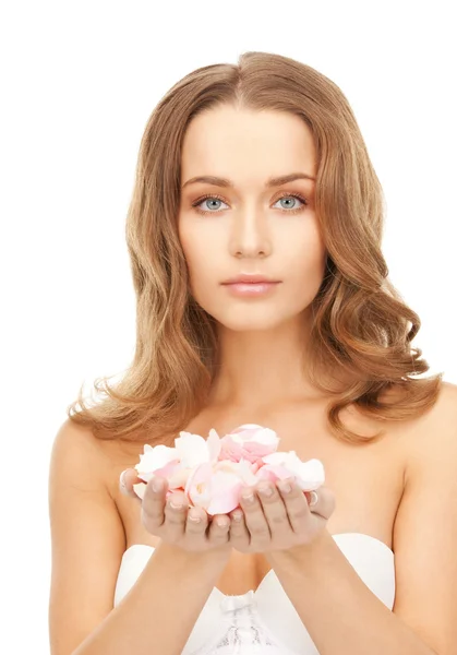 Mooie vrouw met rozenblaadjes — Stockfoto